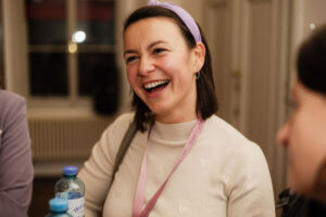 Teilnehmerin lacht bei einem EMOTIONS Networking Event nahe Linz und erlebt echte Begegnung